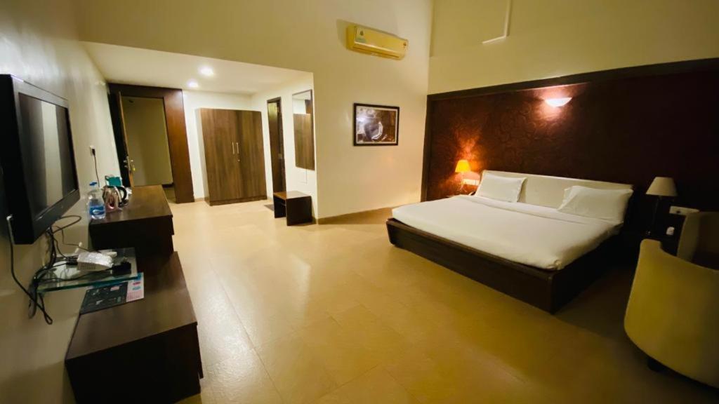The Cliff Hotel Pune Esterno foto